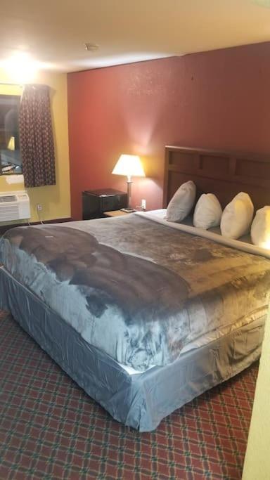 Hotel 2 Queen Beds Hotel Room 106 Wi-Fi Booking สติลวอเตอร์ ภายนอก รูปภาพ